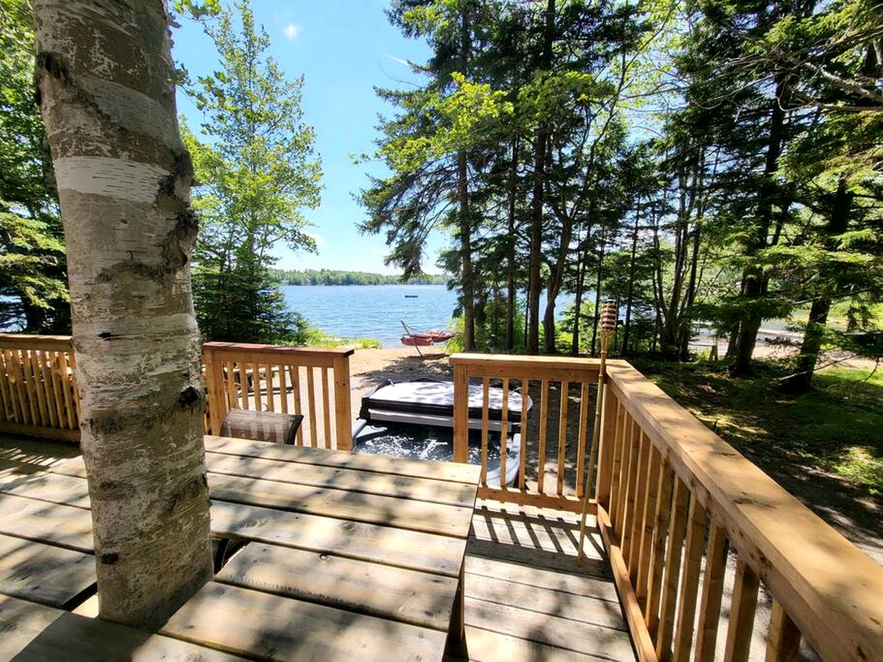 Waterfront Cottage with Jacuzzi, BBQ and Deck in Nova Scotia