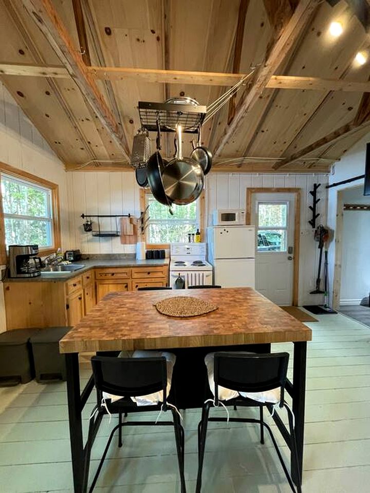 Waterfront Cottage with Jacuzzi, BBQ and Deck in Nova Scotia