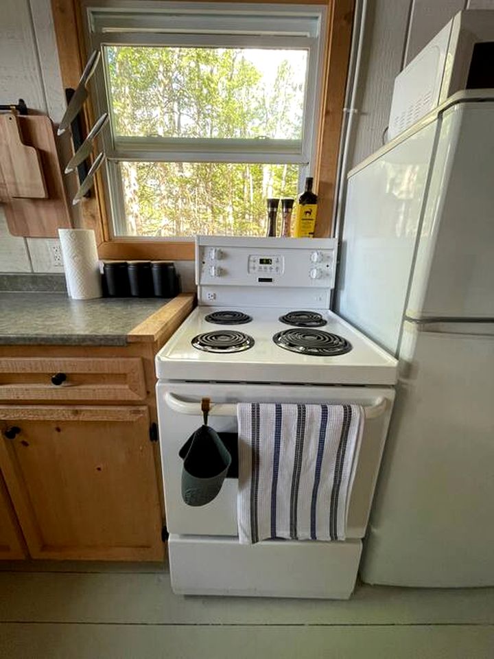 Waterfront Cottage with Jacuzzi, BBQ and Deck in Nova Scotia