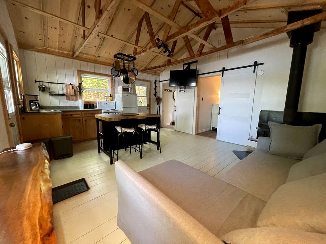 Waterfront Cottage with Jacuzzi, BBQ and Deck in Nova Scotia