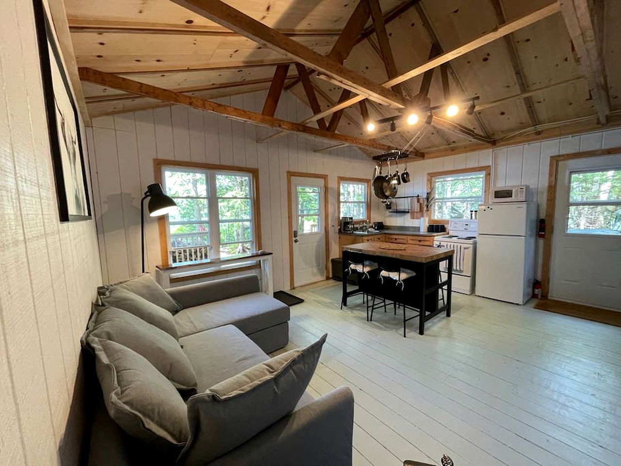 Waterfront Cottage with Jacuzzi, BBQ and Deck in Nova Scotia