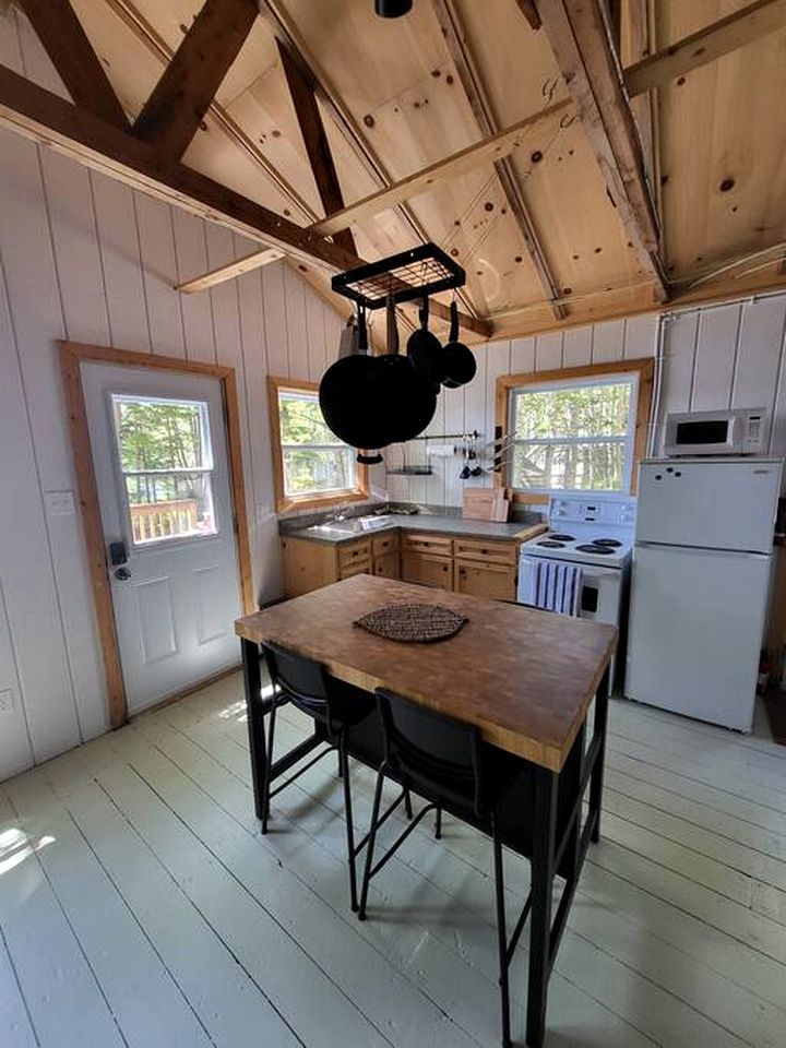Waterfront Cottage with Jacuzzi, BBQ and Deck in Nova Scotia