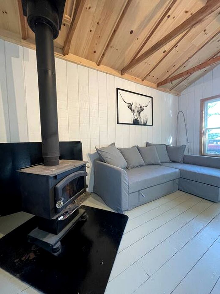 Waterfront Cottage with Jacuzzi, BBQ and Deck in Nova Scotia