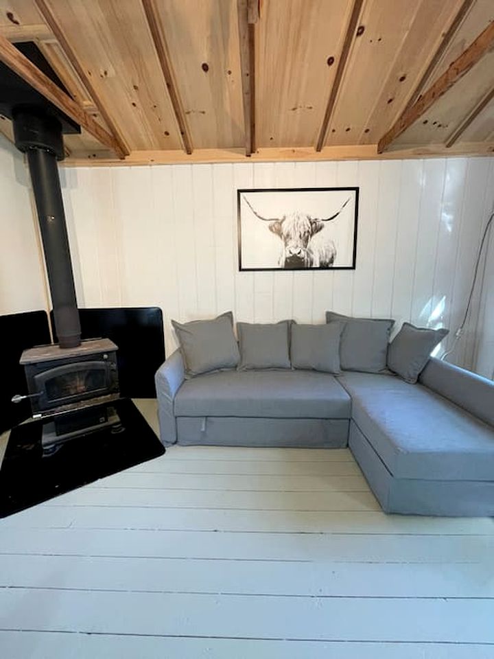Waterfront Cottage with Jacuzzi, BBQ and Deck in Nova Scotia