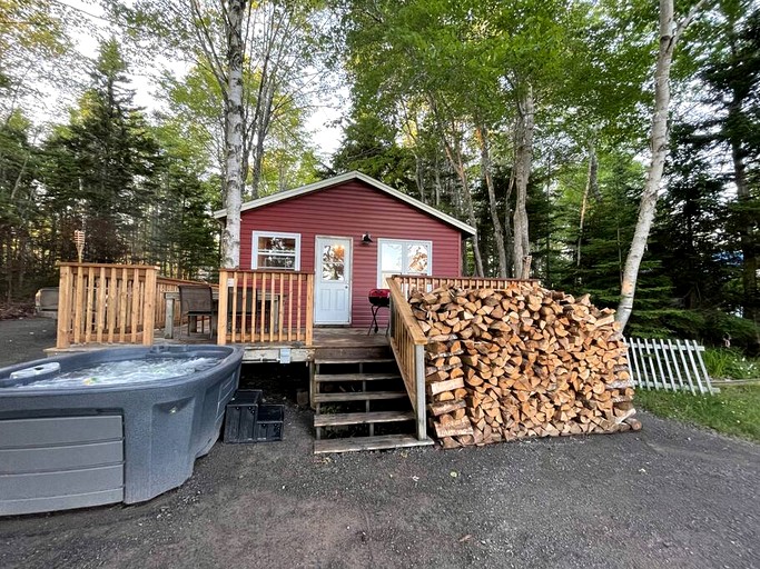 Waterfront Cottage with Jacuzzi, BBQ and Deck in Nova Scotia