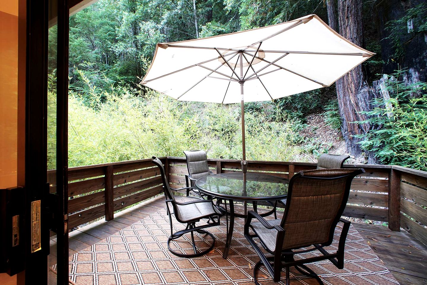 Luxurious Cabin with Swimming Pool, Hot-tub and Barbecue in Guerneville, California