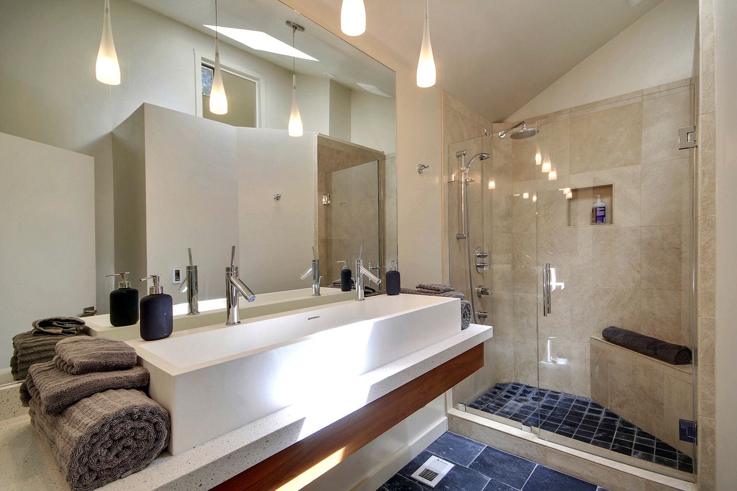 Luxurious Cabin with Swimming Pool, Hot-tub and Barbecue in Guerneville, California