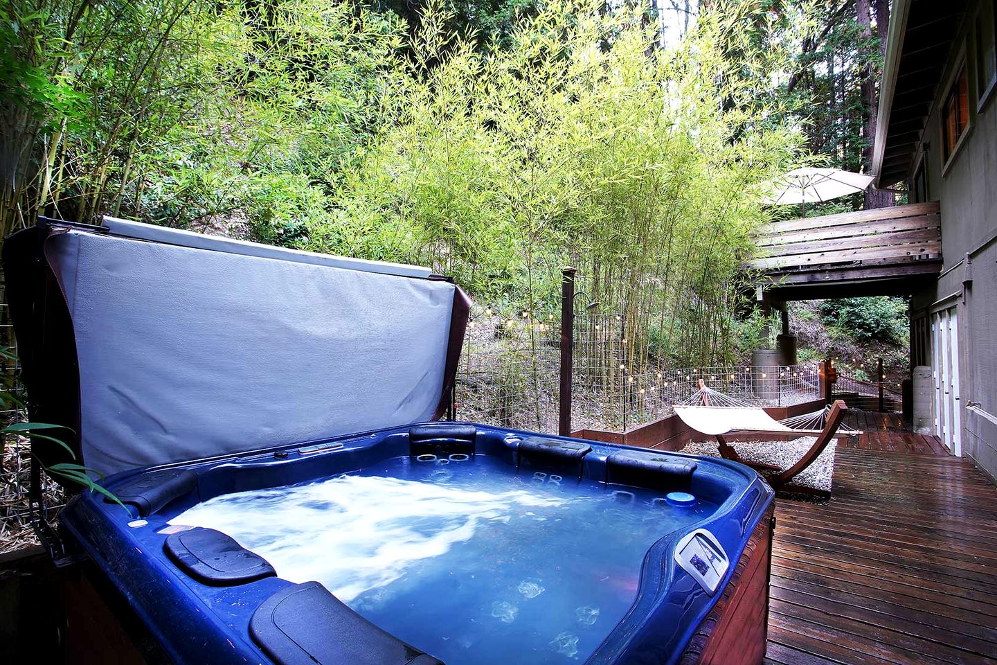 Luxurious Cabin with Swimming Pool, Hot-tub and Barbecue in Guerneville, California