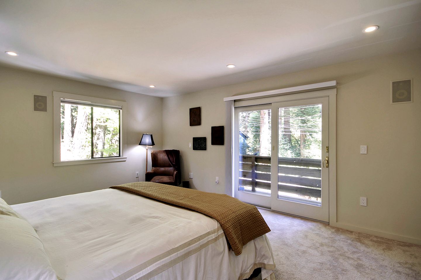 Luxurious Cabin with Swimming Pool, Hot-tub and Barbecue in Guerneville, California
