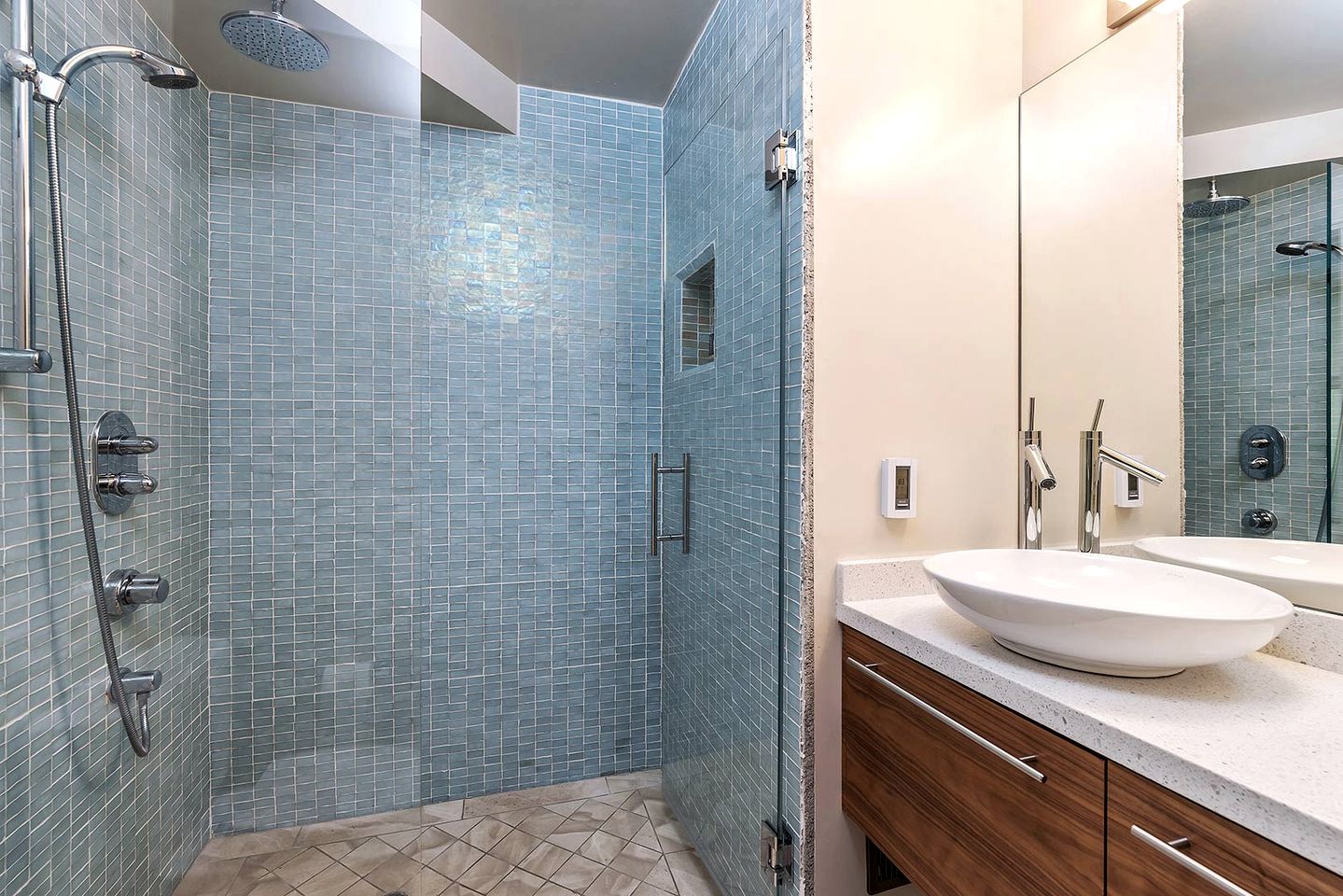 Luxurious Cabin with Swimming Pool, Hot-tub and Barbecue in Guerneville, California