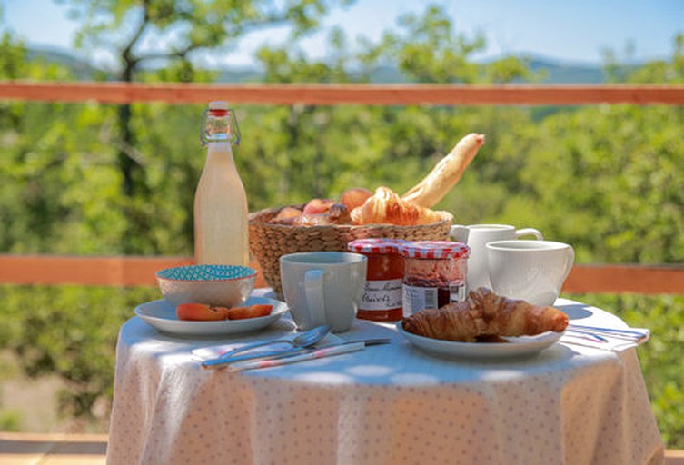 Yurts (Saint-Paulet-de-Caisson, Occitanie, France)