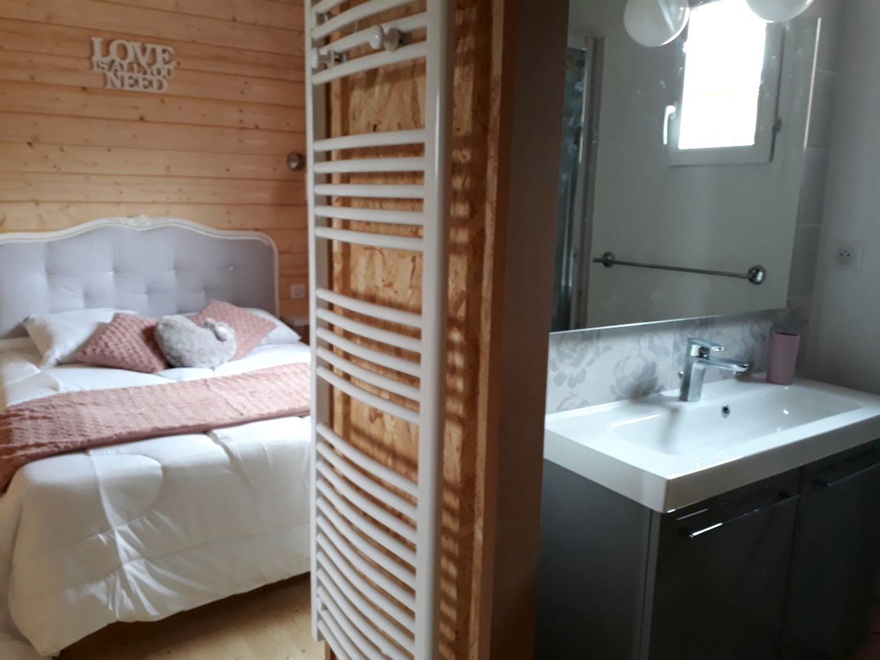 Romantic and Relaxing Glamping Getaway with a Shared Pool near Cognac, France