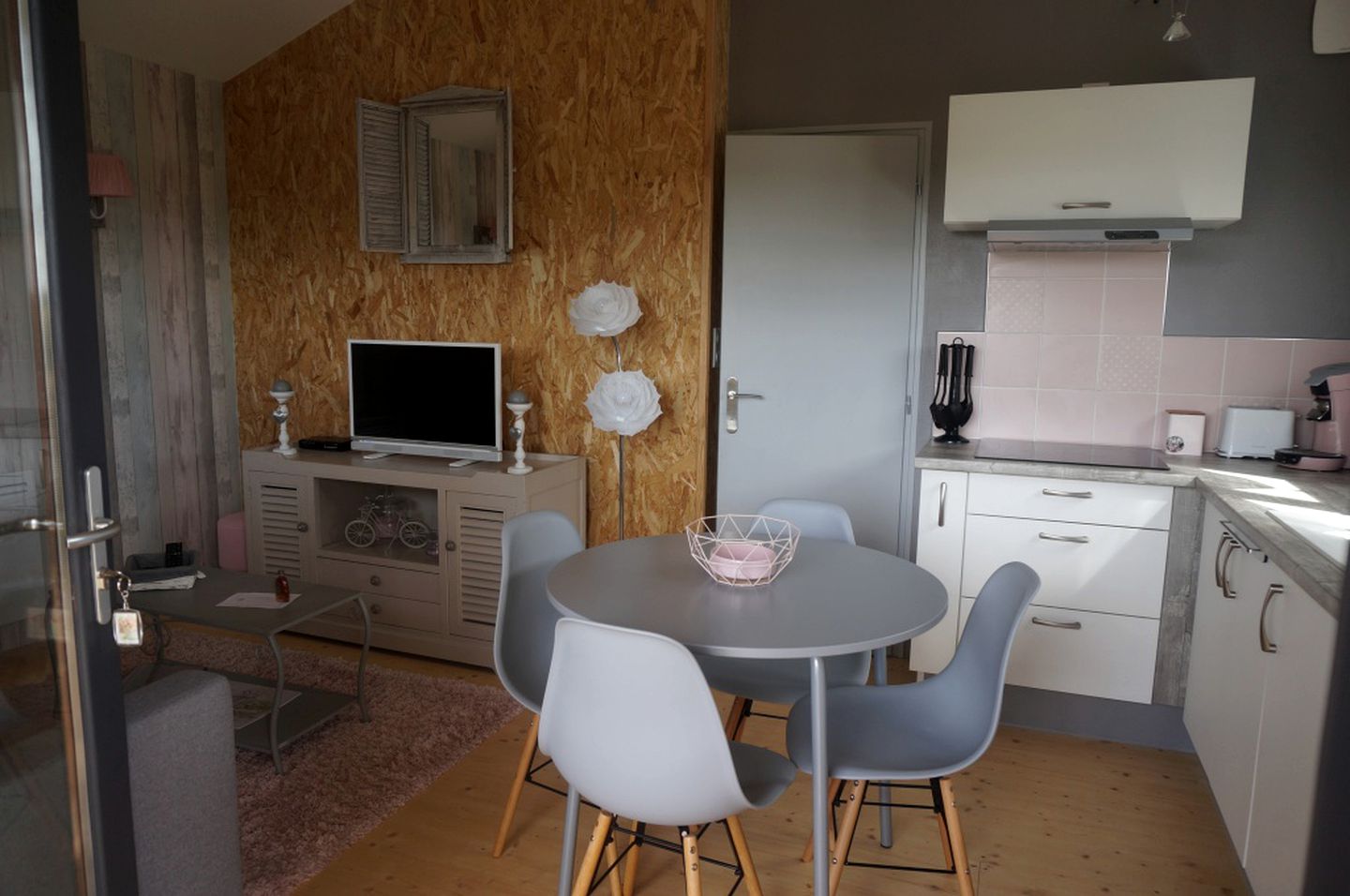 Romantic and Relaxing Glamping Getaway with a Shared Pool near Cognac, France