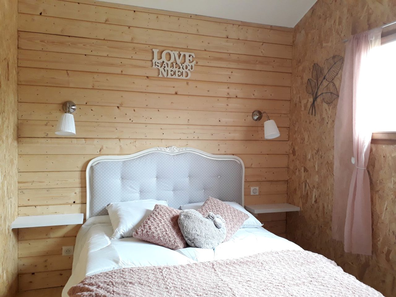 Romantic and Relaxing Glamping Getaway with a Shared Pool near Cognac, France