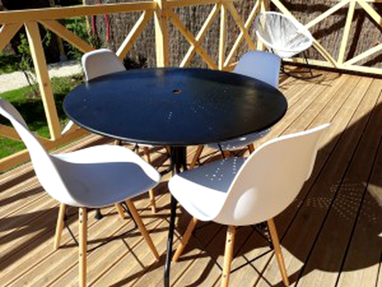 Modern and Stylish Cottage Rental with a Shared Pool and Vineyard Views near Cognac, France