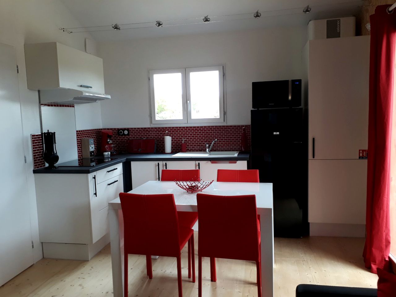 Modern and Stylish Cottage Rental with a Shared Pool and Vineyard Views near Cognac, France