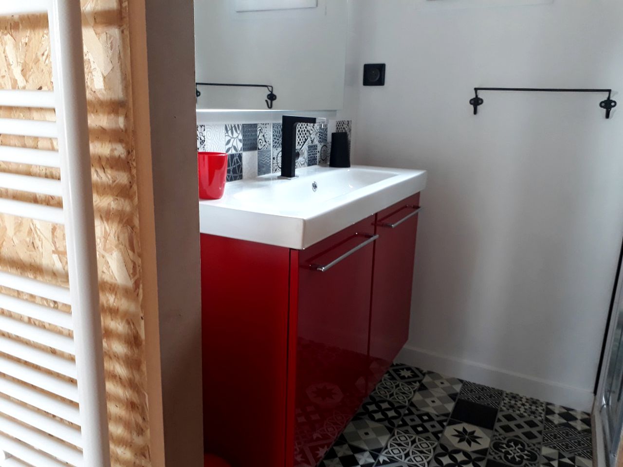 Modern and Stylish Cottage Rental with a Shared Pool and Vineyard Views near Cognac, France