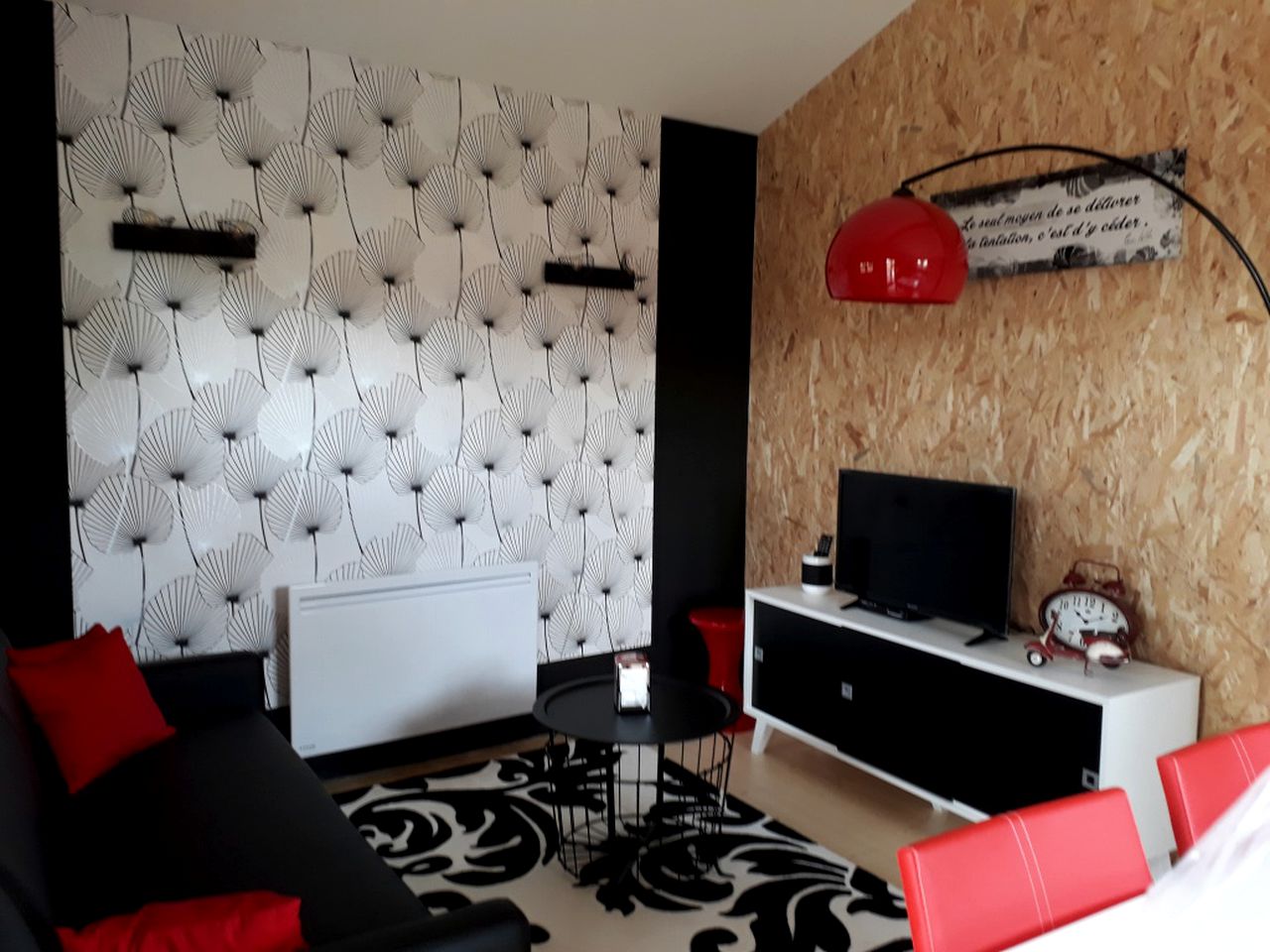 Modern and Stylish Cottage Rental with a Shared Pool and Vineyard Views near Cognac, France