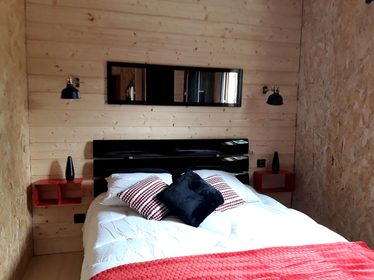 Modern and Stylish Cottage Rental with a Shared Pool and Vineyard Views near Cognac, France