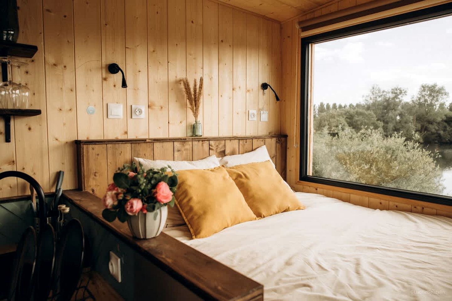 Idyllic Eco Retreat with Pond Access near Fontainebleau Forest, Burgundy