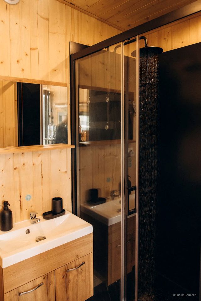 Idyllic Eco Retreat with Pond Access near Fontainebleau Forest, Burgundy