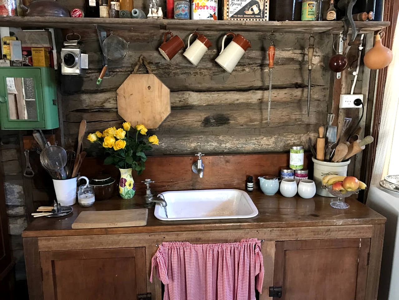 Romantic Log Cabin for Holidays Underneath Open Sky in Warracknabeal, Victoria