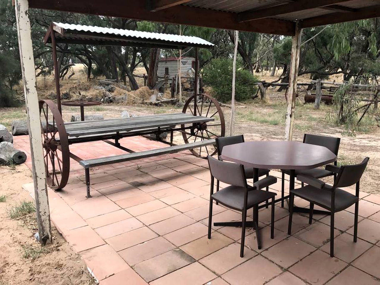 Romantic Log Cabin for Holidays Underneath Open Sky in Warracknabeal, Victoria