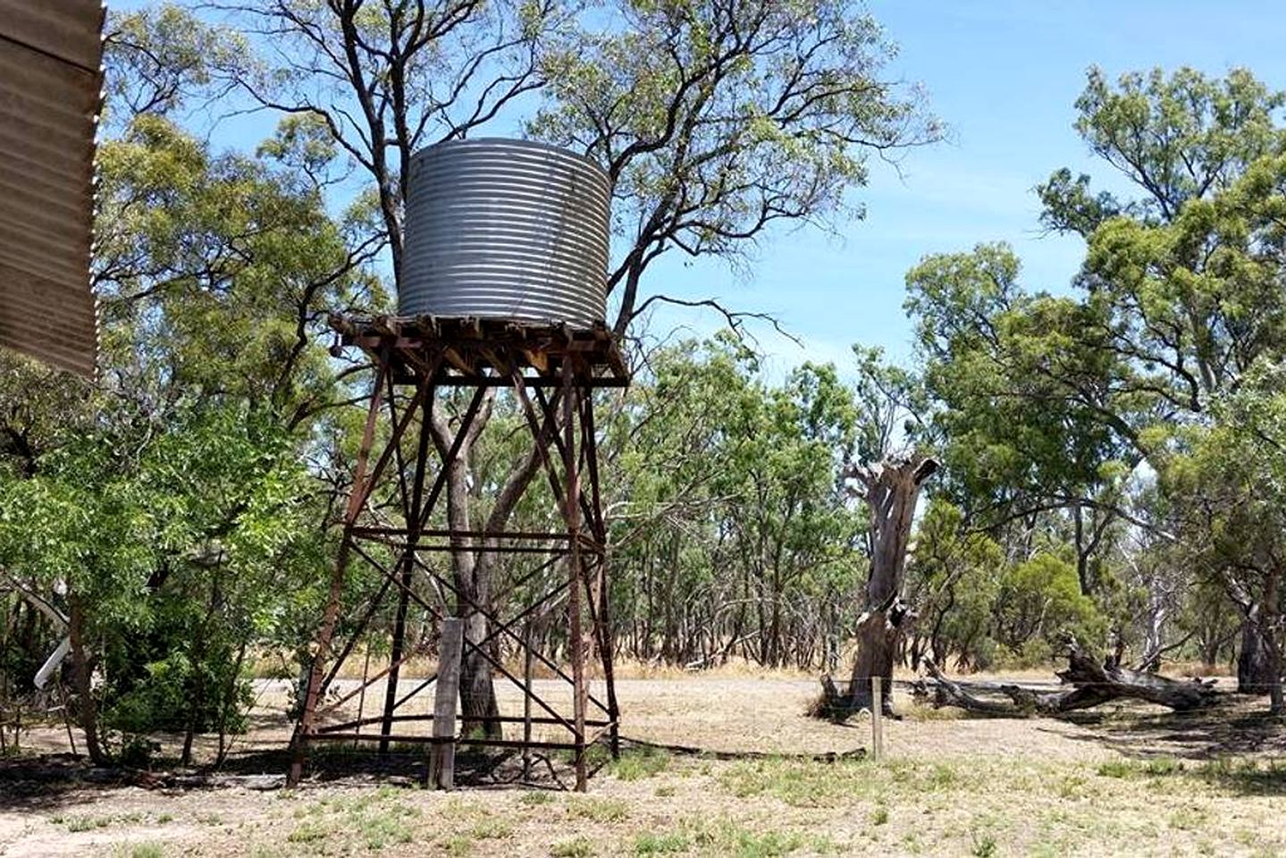 Romantic Log Cabin for Holidays Underneath Open Sky in Warracknabeal, Victoria