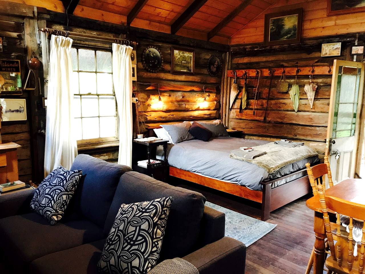 Romantic Log Cabin for Holidays Underneath Open Sky in Warracknabeal, Victoria