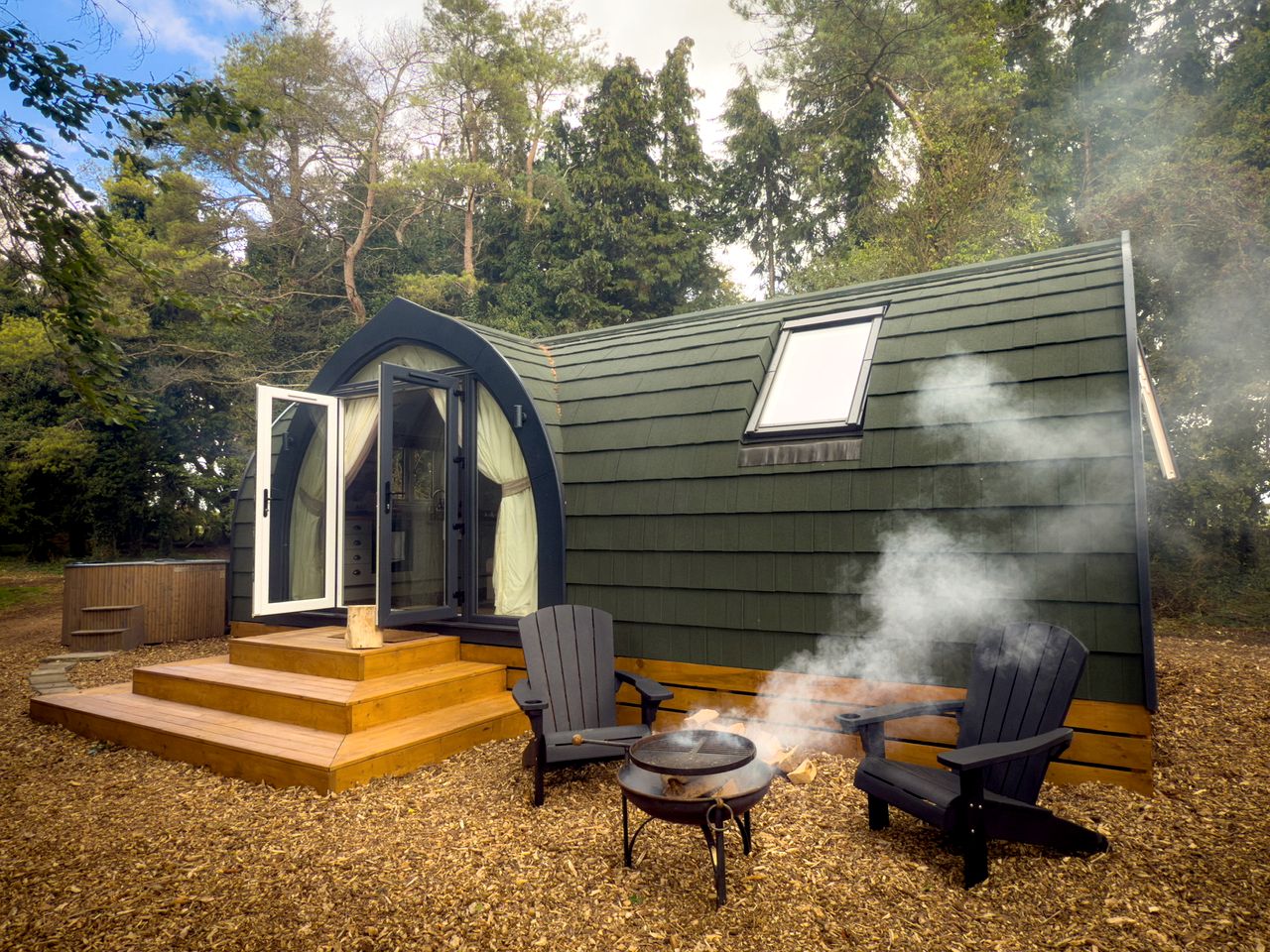 Luxurious Glamping Pod with Hot Tub for a Relaxing Escape in Nature near Salisbury, England