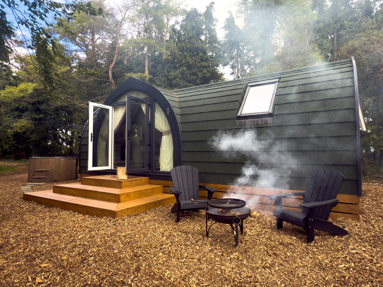 Luxurious Glamping Pod with Hot Tub for a Relaxing Escape in Nature near Salisbury, England
