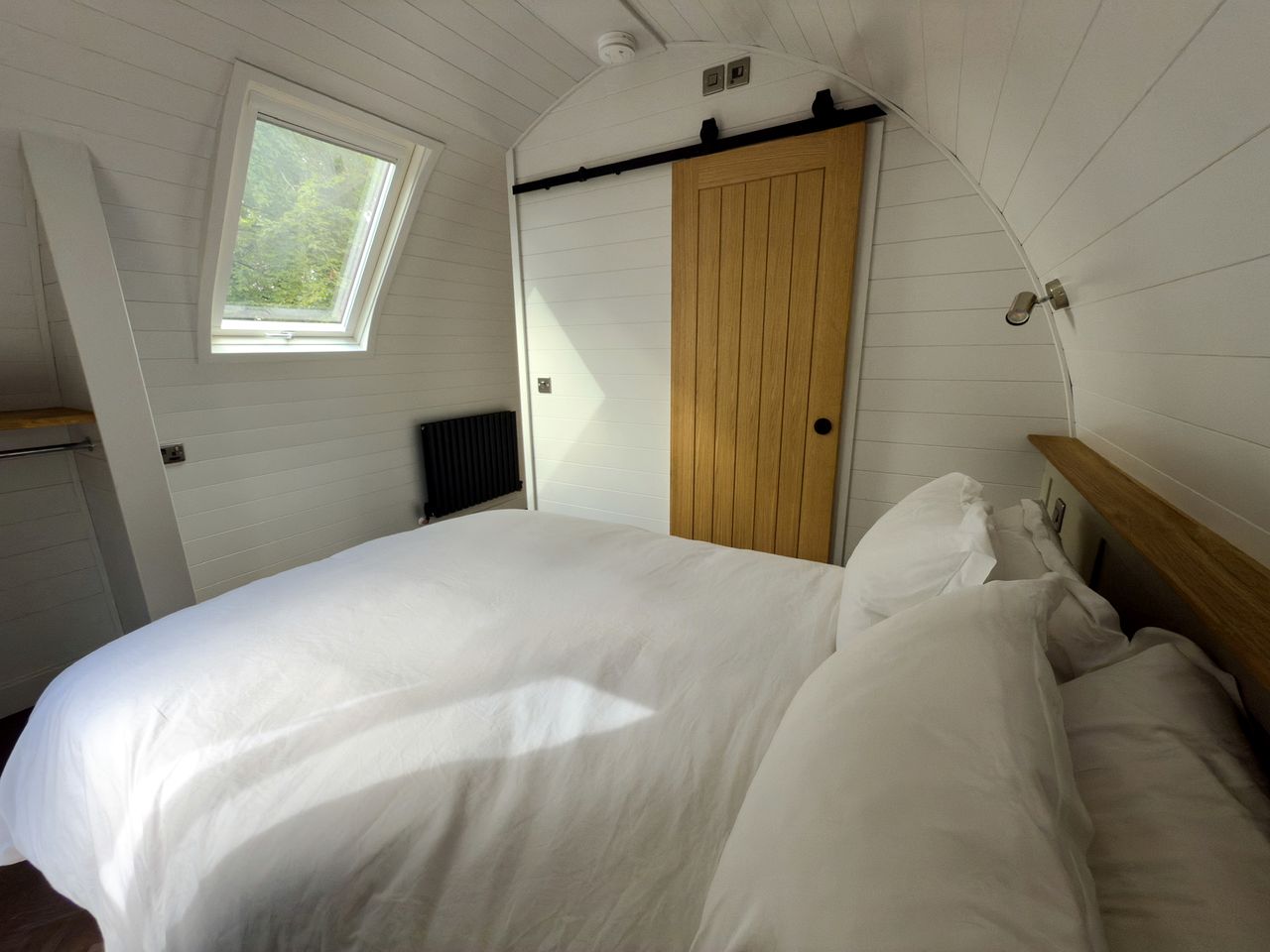 Luxurious Glamping Pod with Hot Tub for a Relaxing Escape in Nature near Salisbury, England