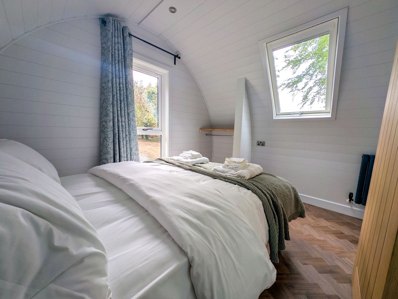 Luxurious Glamping Pod with Hot Tub for a Relaxing Escape in Nature near Salisbury, England