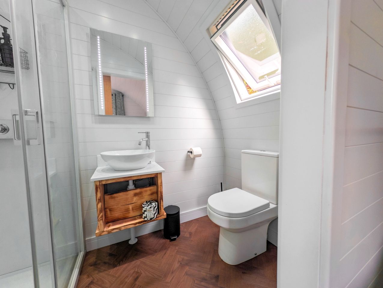 Luxurious Glamping Pod with Hot Tub for a Relaxing Escape in Nature near Salisbury, England