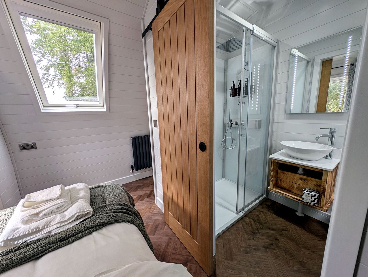 Luxurious Glamping Pod with Hot Tub for a Relaxing Escape in Nature near Salisbury, England