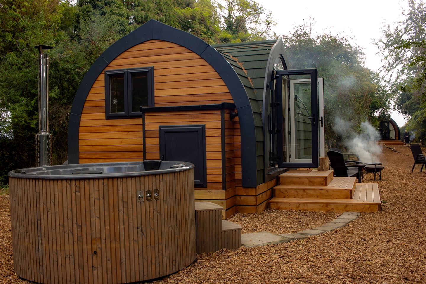 Luxurious Glamping Pod with Hot Tub for a Relaxing Escape in Nature near Salisbury, England
