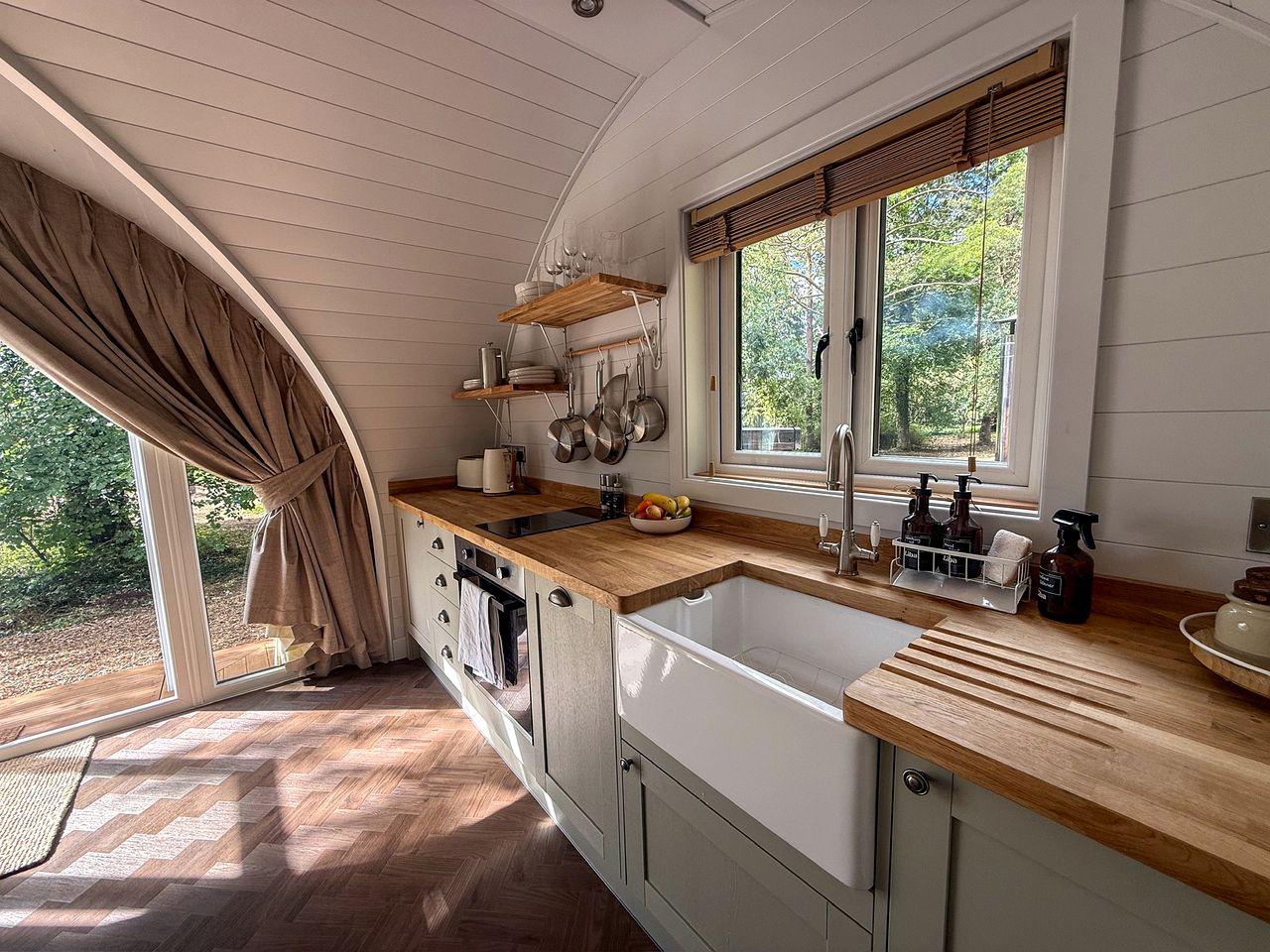 Luxurious Glamping Pod with Hot Tub for a Relaxing Escape in Nature near Salisbury, England