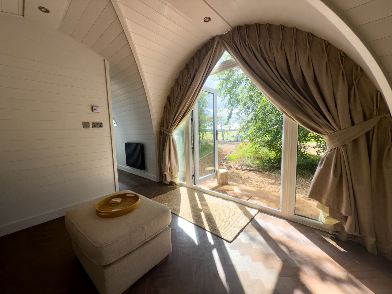Luxurious Glamping Pod with Hot Tub for a Relaxing Escape in Nature near Salisbury, England
