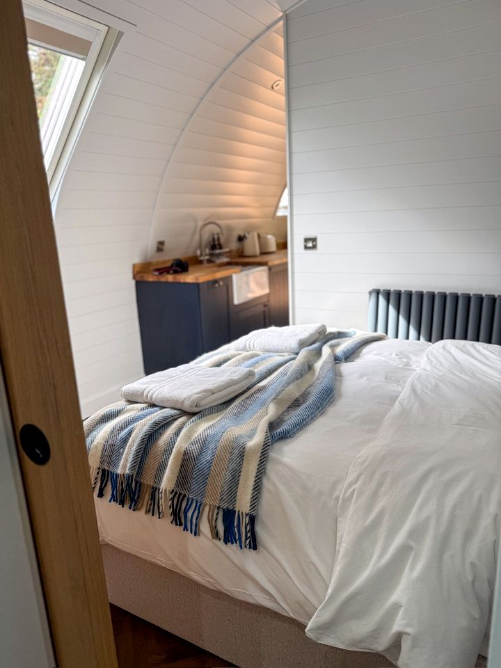 Gorgeous Glamping Pod with Incredible Vineyard Views for an Unforgettable Escape near Salisbury, England