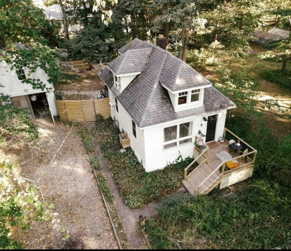 Charming Coastal Escape: New Buffalo Pet-Friendly Cottage Rental near the Beach