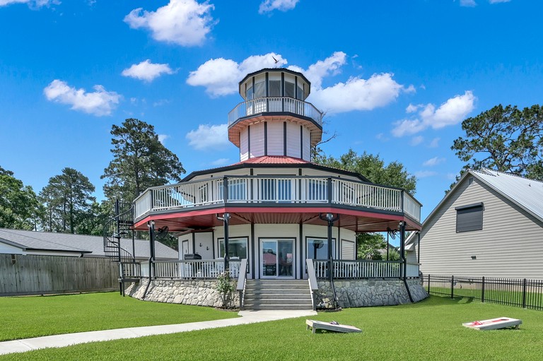 Lighthouse Views & Lake Vibes – 4BR Retreat in Livingston, TX