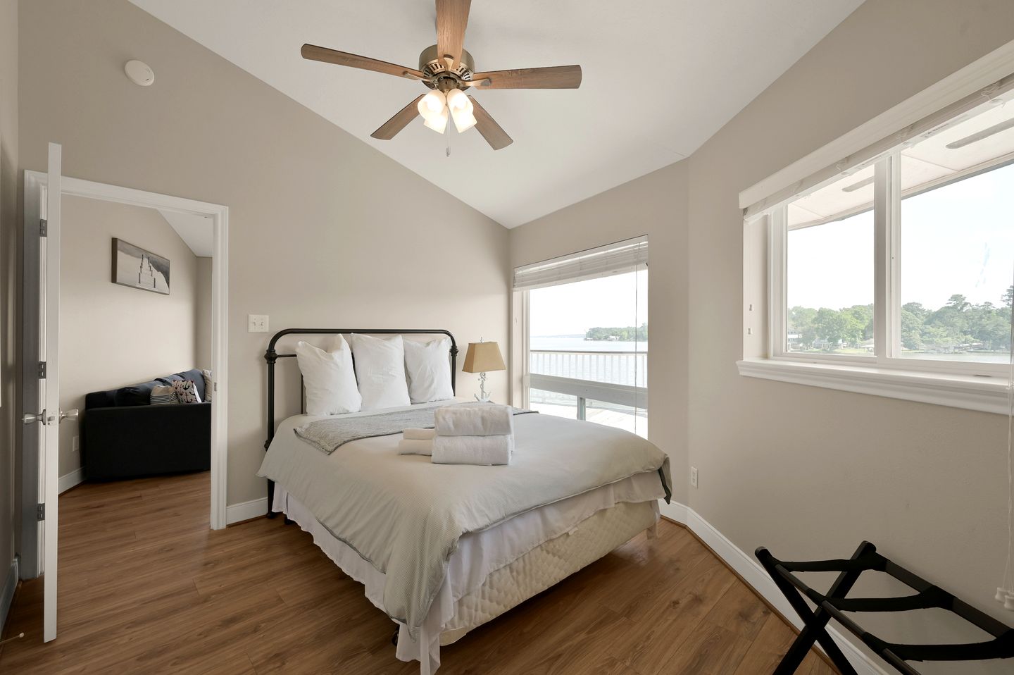 Lighthouse Views & Lake Vibes – 4BR Retreat in Livingston, TX