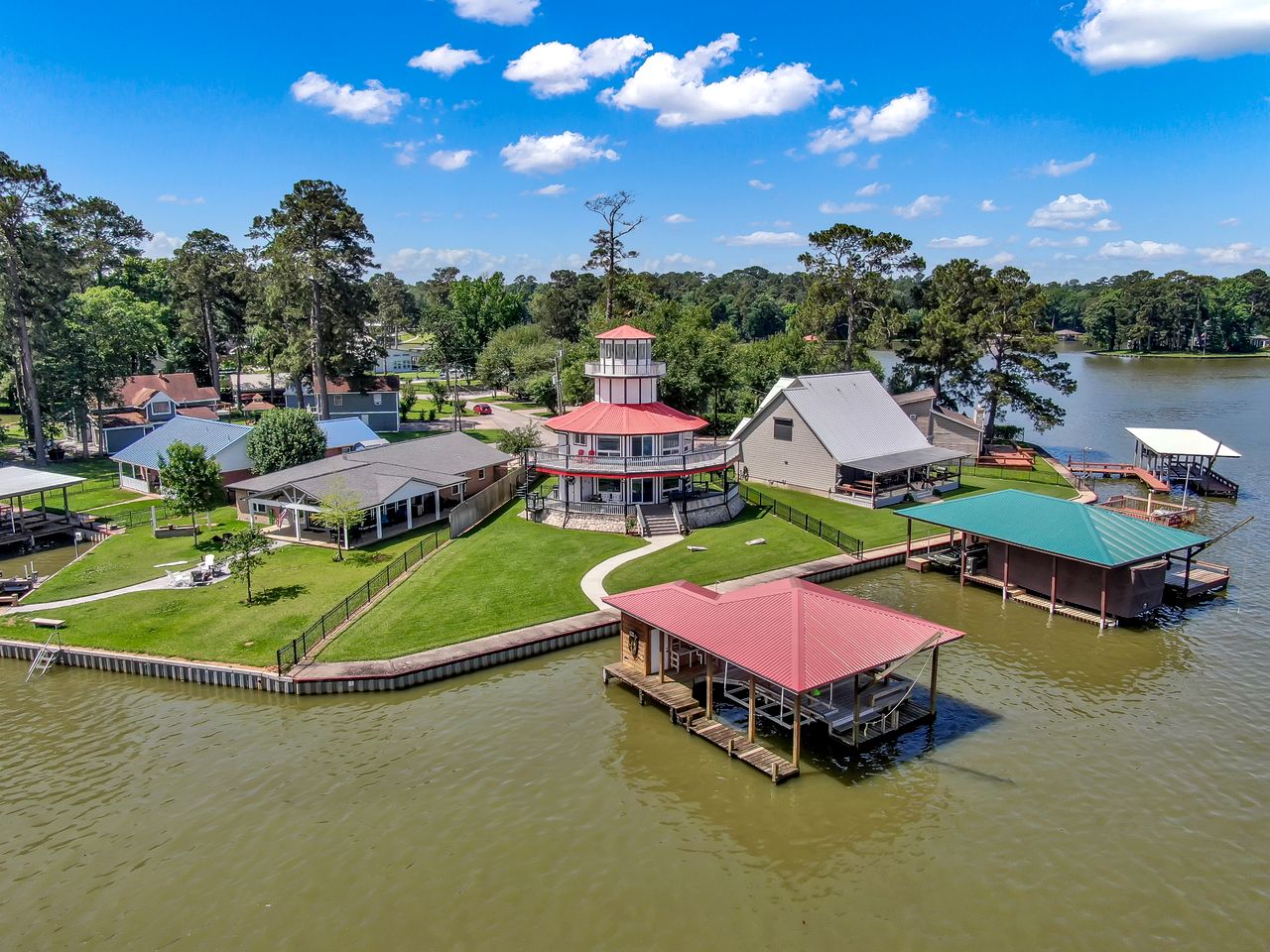Lighthouse Views & Lake Vibes – 4BR Retreat in Livingston, TX