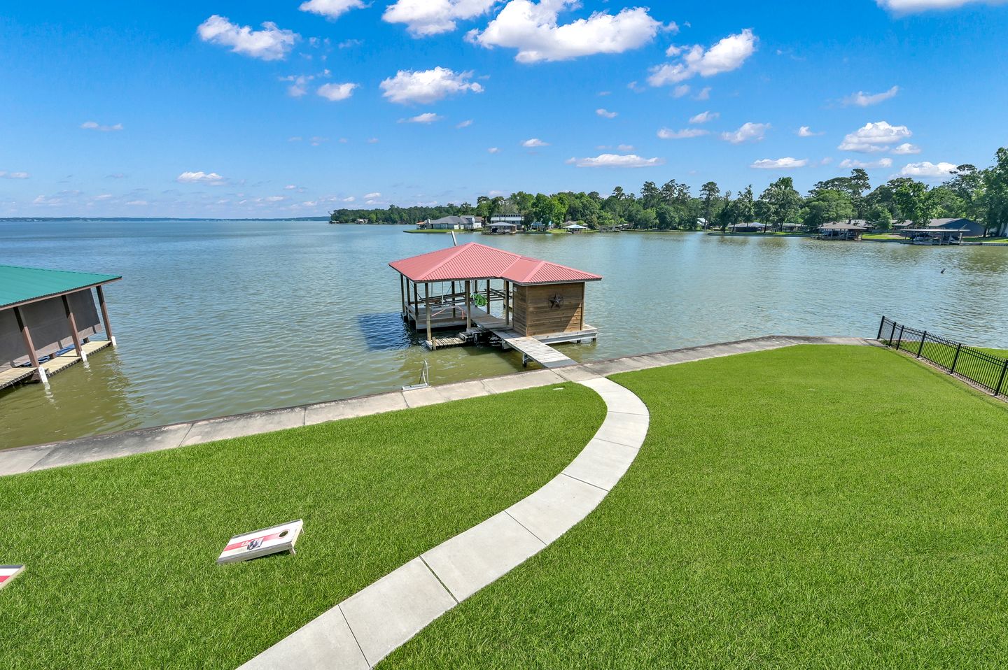 Lighthouse Views & Lake Vibes – 4BR Retreat in Livingston, TX
