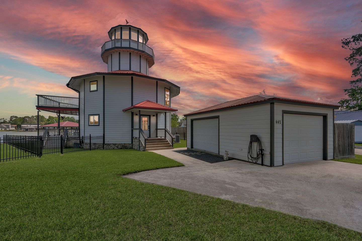 Lighthouse Views & Lake Vibes – 4BR Retreat in Livingston, TX