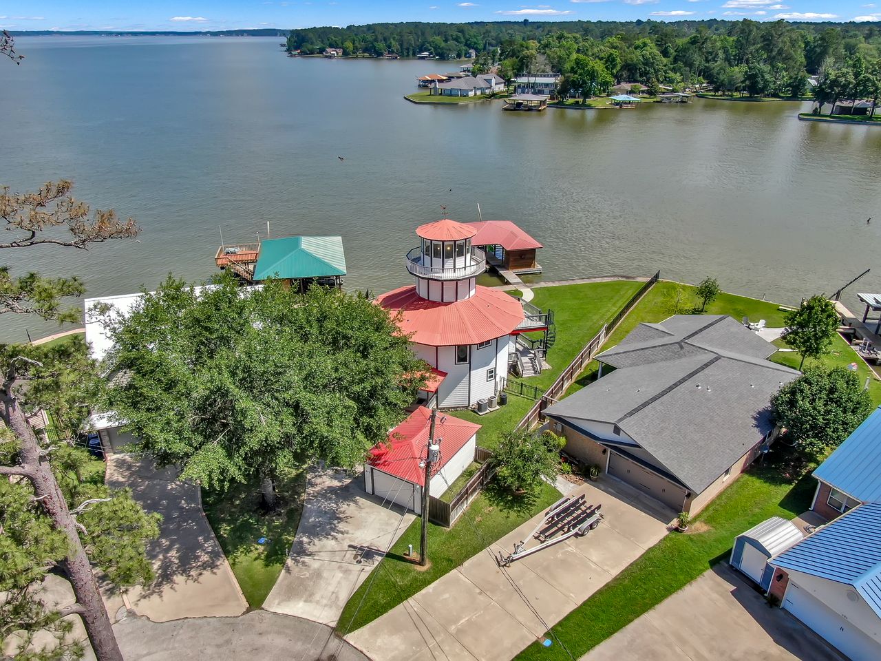 Lighthouse Views & Lake Vibes – 4BR Retreat in Livingston, TX