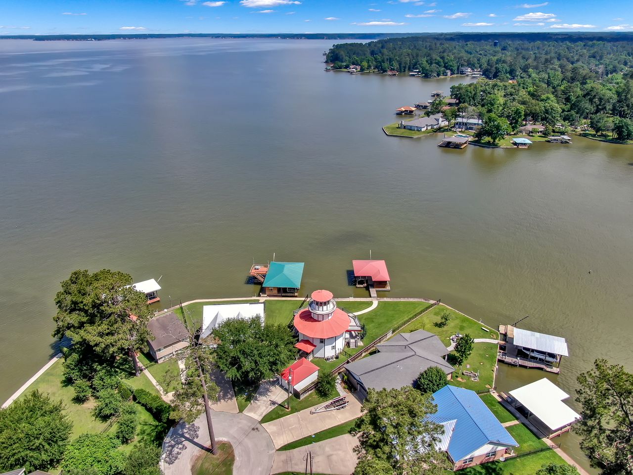 Lighthouse Views & Lake Vibes – 4BR Retreat in Livingston, TX