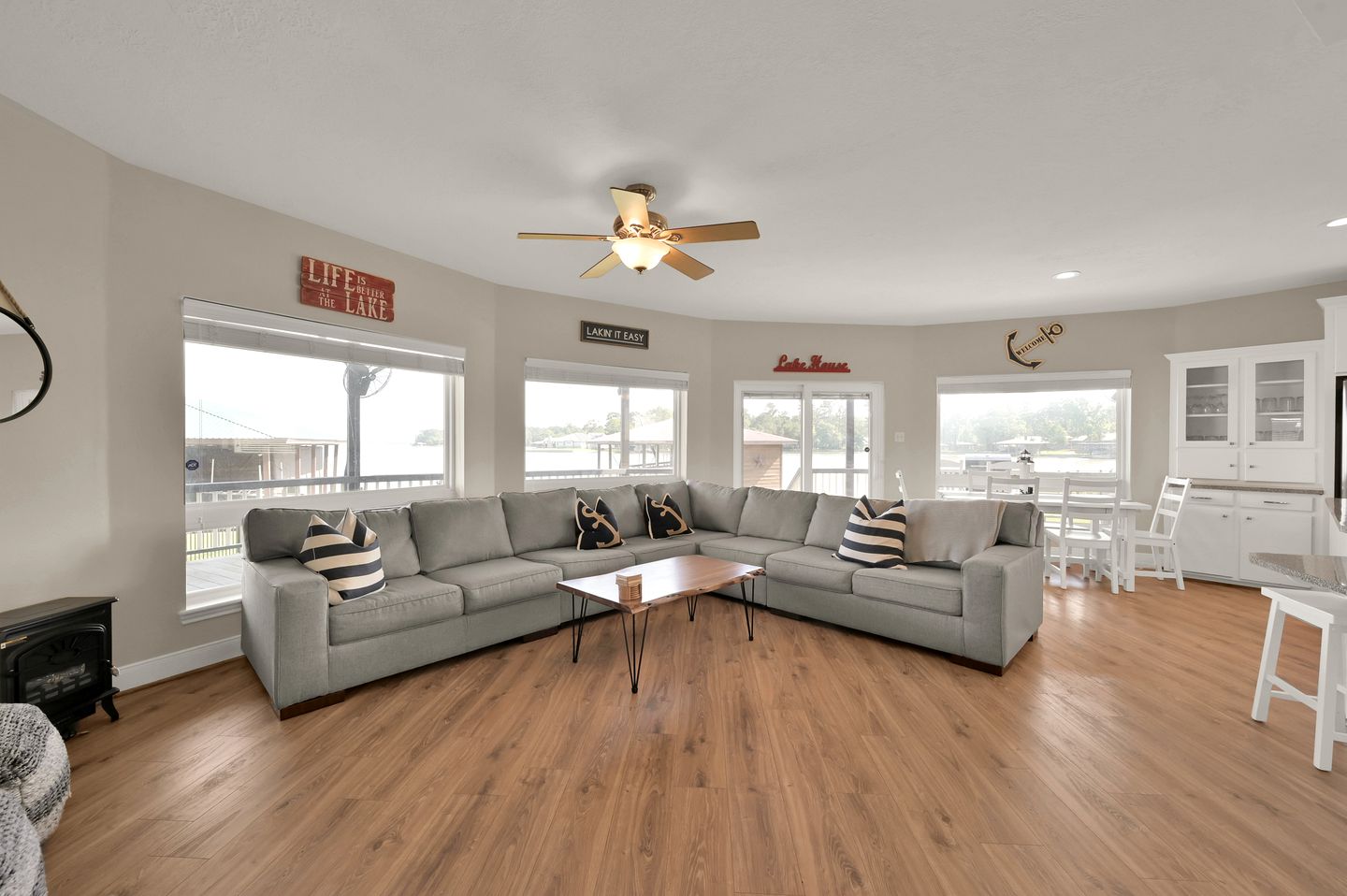 Lighthouse Views & Lake Vibes – 4BR Retreat in Livingston, TX