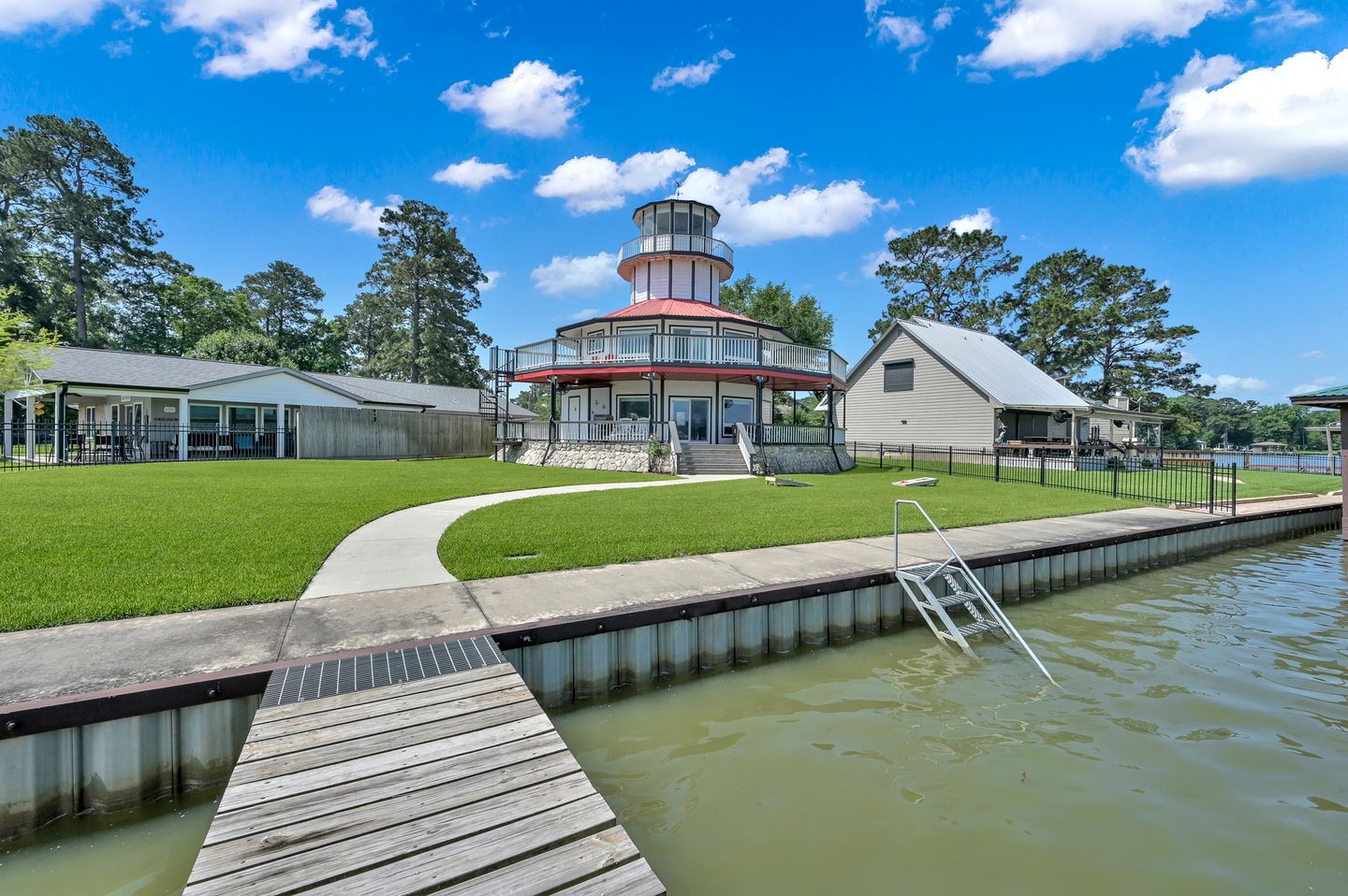 Lighthouse Views & Lake Vibes – 4BR Retreat in Livingston, TX