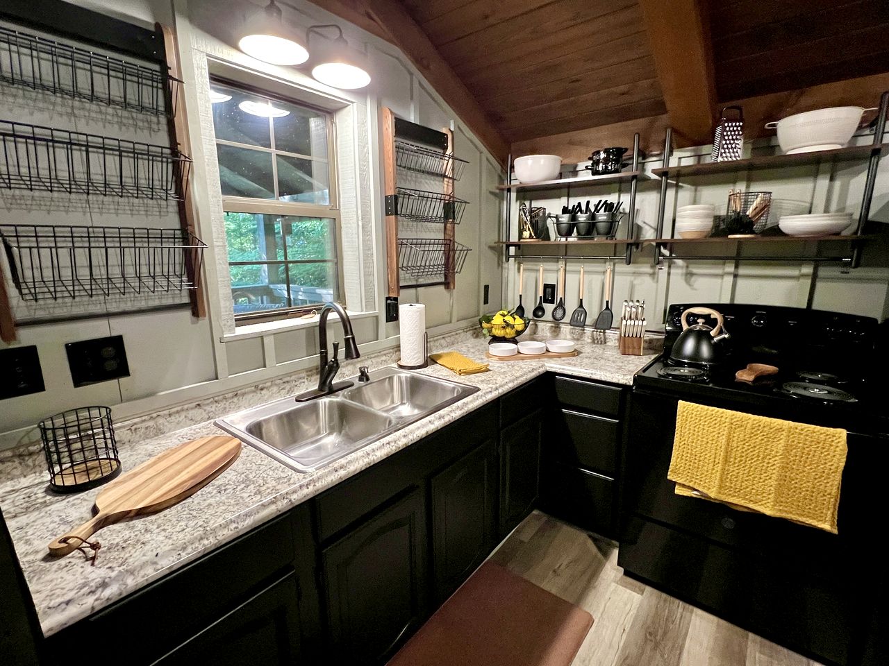 Romantic Cabin Ideal for a Secluded Escape in Townsend, Tennessee